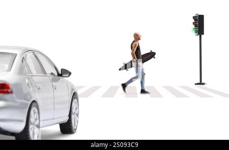 Plan de profil pleine longueur d'un gars portant un longboard et traversant une rue au panneau piétonnier zèbre isolé sur fond blanc Banque D'Images