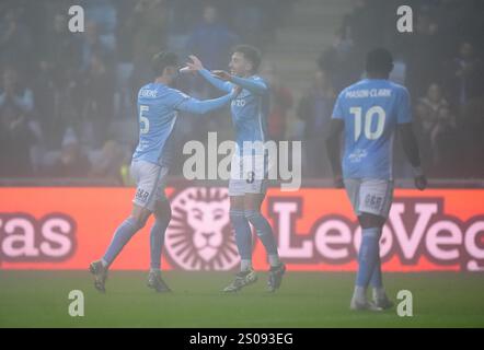 Josh Eccles de Coventry City (au centre) célèbre après avoir marqué son quatrième but lors du Sky Bet Championship match à la Coventry Building Society Arena, Coventry. Date de la photo : jeudi 26 décembre 2024. Banque D'Images