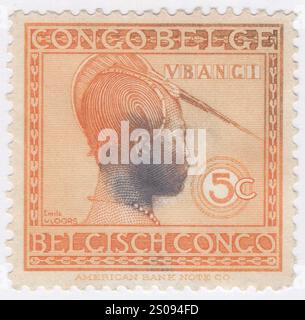 CONGO BELGE - 1923 septembre 01 : timbre-poste jaune de 5 centimes représentant la tête d'une femme oubange. Portraits et artisanat indigènes (compétences). Les Ngbandi sont un groupe ethnique de la région du cours supérieur de l'Oubangui ; ils habitent le nord de la République démocratique du Congo (RDC) et le sud de la République centrafricaine. Ils parlent traditionnellement la langue ngbandi, qui fait partie de la famille des langues oubangiennes. Historiquement, les Ngbandi étaient des agriculteurs de subsistance, et beaucoup cultivaient encore du maïs, du manioc et d'autres cultures vivrières. Jusqu'à récemment, une partie de leur subsistance dépendait de la chasse traditionnelle Banque D'Images