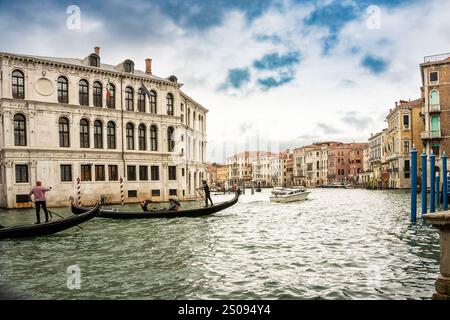 Venise Italie - 9 octobre 2024 : vue panoramique depuis Venise Italie avec canal, architecture historique et personnes en vue. Banque D'Images
