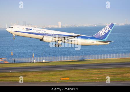 Japon - Tokio, 21 novembre 2024 : ANA B767 au Japon Banque D'Images