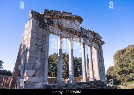 Tympan du Monument de l'Agonothetique, une partie de Bouleuterion- Apollonia, Albanie. Ruines de la ville antique d'Apollonia Albanie. Site archéologique d'Apollonia. Banque D'Images