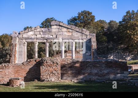 Tympan du Monument de l'Agonothetique, une partie de Bouleuterion- Apollonia, Albanie. Ruines de la ville antique d'Apollonia Albanie. Site archéologique d'Apollonia. Banque D'Images
