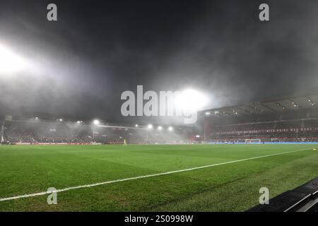 Le brouillard couvre le terrain de la ville lors du match de premier League Nottingham Forest vs Tottenham Hotspur au City Ground, Nottingham, Royaume-Uni, le 26 décembre 2024 (photo par Alfie Cosgrove/News images) à Nottingham, Royaume-Uni le 26/12/2024. (Photo Alfie Cosgrove/News images/SIPA USA) Banque D'Images