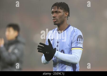 Yves Bissouma de Tottenham Hotspur applaudit les fans itinérants lors du match de premier League Nottingham Forest vs Tottenham Hotspur au City Ground, Nottingham, Royaume-Uni, le 26 décembre 2024 (photo par Alfie Cosgrove/News images) Banque D'Images