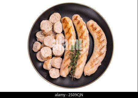 Saucisses grillées avec du mincemat de forçage et des herbes dans une plaque isolée sur fond blanc. vue de dessus. Banque D'Images