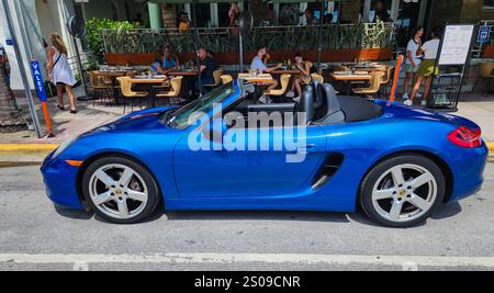 Miami Beach, Floride États-Unis - 8 juin 2024 : 2018 Porsche 718 Boxter couleur bleu à miami Beach. Porshche de voiture de luxe à Ocean Drive Miami Beach. vue latérale Banque D'Images