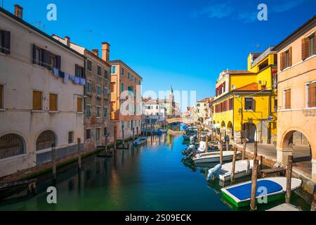 Chioggia ville dans la lagune vénitienne, pont sur le canal et bateaux. Province de Venise, région de Vénétie, Italie, Europe Banque D'Images