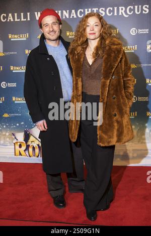 Marleen Lohse avec Man Max Montgomery lors de la première du 20e Roncalli Weihnachtscircus original au Tempodrom de Berlin le 20 décembre 2024 Banque D'Images