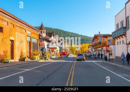 Bâtiments à thème bavarois avec boutiques et cafés dans la pittoresque petite ville de montagne de Leavenworth dans les montagnes Cascade du centre de Washington. Banque D'Images