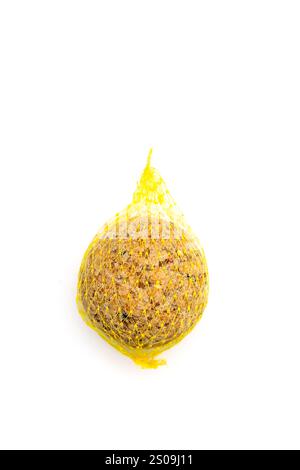Nourriture pour oiseaux en plastique jaune sur fond blanc pour oiseaux sauvages Banque D'Images