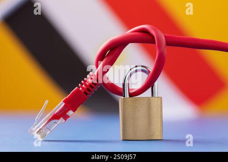Une serrure fermée sur un fil de réseau attaché dans un noeud sur le fond du drapeau égyptien, concept de la sécurité des technologies Internet dans le pays Banque D'Images