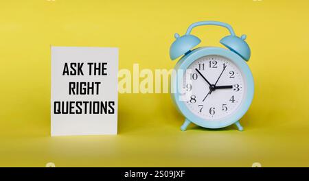 POSEZ LES BONNES QUESTIONS - des mots sur un fond jaune avec une horloge. Concept d'information Banque D'Images