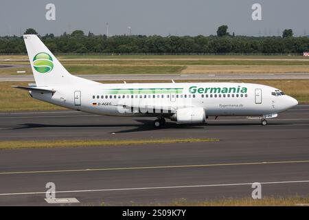 Boeing 737-300 allemand Germania immatriculé d-AGEG sur la voie de circulation de l'aéroport de Dusseldorf Banque D'Images