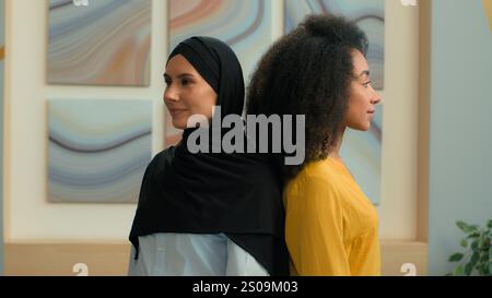 Portrait d'entreprise heureux partenaires commerciaux multiraciaux collègues femmes d'affaires au bureau souriant diverses femmes afro-américaines et musulmanes arabes Banque D'Images