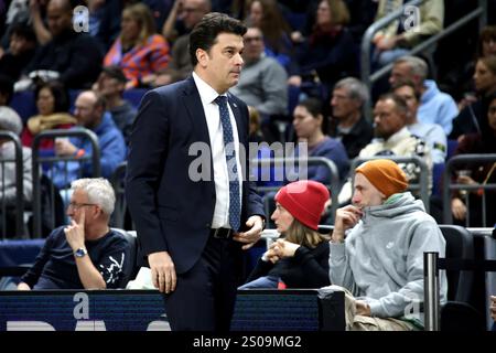 Berlin, Deutschland. 26 décembre 2024. 26.12.2024, Uber-Arena, Berlin, DEU, EuroLeague-Basketball-action, ALBA vs. Real Madrid, im Bild CHEFTRAINER ISRAEL GONZALEZ (ALBA Berlin) Foto : Juergen Engler/nordphoto GmbH/dpa/Alamy Live News Banque D'Images