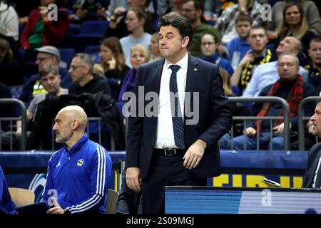 Berlin, Deutschland. 26 décembre 2024. 26.12.2024, Uber-Arena, Berlin, DEU, EuroLeague-Basketball-action, ALBA vs. Real Madrid, im Bild CHEFTRAINER ISRAEL GONZALEZ (ALBA Berlin) Foto : Juergen Engler/nordphoto GmbH/dpa/Alamy Live News Banque D'Images