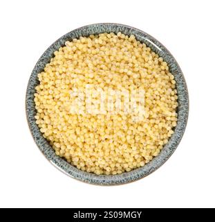 Gruaux de millet dans un bol isolé sur blanc, vue de dessus Banque D'Images