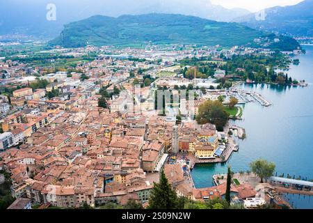 Vue sur le lac de Garde, Italie d'en haut Riva Del Garda avec les montagnes et la ville en vue. Banque D'Images