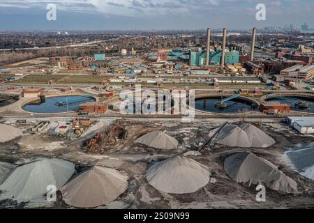Vue aérienne de l'extrémité sud de l'usine de traitement des eaux et des eaux usées de Detroit, exploitée par la Great Lakes Water Authority (GLWA). Banque D'Images