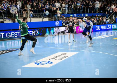 Eisenach, Deutschland. 26 décembre 2024. Mohamed El-Tayar (TW, HSV Hamburg, #12), Marko Grgic (ThSV Eisenach, #17) im 7m. GER, Thueringen, ThSV Eisenach gegen HSV Hambourg, Handball, Daikin 1. Handballbundesliga, 17.Spieltag, saison 2024/2025, Donnerstag, 26.12.2024, 17,30 Uhr Foto : Eibner-Pressefoto/Martin Herbst crédit : dpa/Alamy Live News Banque D'Images