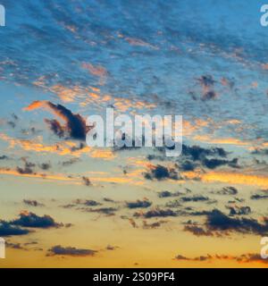 Véritable majestueux lever de soleil coucher de soleil fond de ciel avec de doux nuages colorés sans oiseaux. Banque D'Images