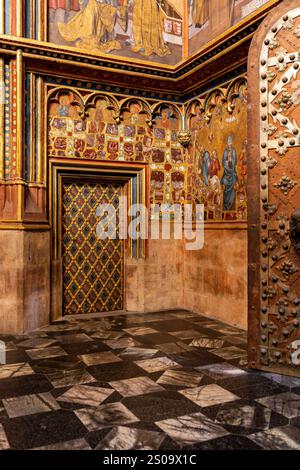 Petite porte avec sept serrures dans la chapelle Wenceslas qui mène à la Chambre de la Couronne contenant les joyaux de la couronne tchèque, dans la cathédrale St Vitus, Prague, Tchéquie Banque D'Images