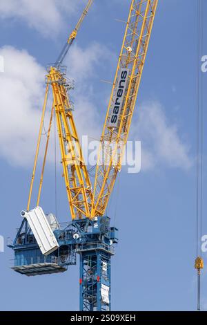 Ivry-sur-Seine, France - vue sur une grue à flèche relevable Wilbert WT 2405 l e.tronic sur un chantier pour la construction d'un bâtiment. Banque D'Images