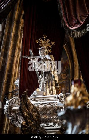 Sarcophage baroque argenté de Jean de Nepomuk, conçu par Fischer von Erlach, dans la cathédrale St Vitus, Château de Prague, Tchéquie Banque D'Images