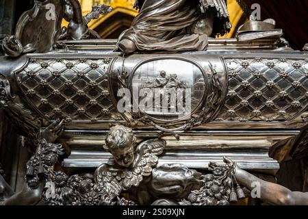 Sarcophage baroque argenté de Jean de Nepomuk, conçu par Fischer von Erlach, dans la cathédrale St Vitus, Château de Prague, Tchéquie Banque D'Images