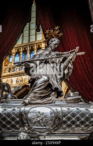 Sarcophage baroque argenté de Jean de Nepomuk, conçu par Fischer von Erlach, dans la cathédrale St Vitus, Château de Prague, Tchéquie Banque D'Images