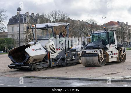 Nancy, France - vue sur un finisseur Vögele SUPER 1800-3i pour la pose d'asphalte sur une route pendant les travaux routiers. Banque D'Images