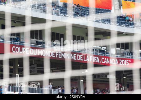 WINNIPEG, CANADA - 12 JUIN : vue de places assises dans le stade grâce au filet de buts avant un match du Groupe d de la Coupe du monde féminine de la FIFA entre l'Australie et le Nigeria le 12 juin 2015 au Winnipeg Stadium à Winnipeg, Canada. Usage éditorial exclusif. Utilisation commerciale interdite. (Photographie de Jonathan Paul Larsen / Diadem images) Banque D'Images