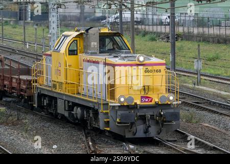 Nancy, France - vue sur un shunter lourd gris et jaune BB 60000 traversant la gare de Nancy. Banque D'Images