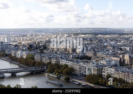 Une vue aérienne époustouflante capture la beauté de Paris, mettant en valeur la majestueuse Seine et son architecture emblématique. Paris, France - 24 octobre 2024 Banque D'Images