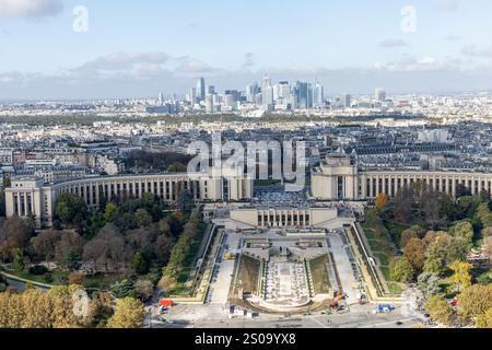 Superbe vue aérienne mettant en valeur Paris avec les gratte-ciel de la Dfense en arrière-plan. Paris, France - 24 octobre 2024 Banque D'Images