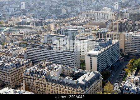 Une vue aérienne époustouflante mettant en valeur le mélange de bâtiments modernes et classiques dans la belle ville de Paris, France - Oktober 24, 2024 Banque D'Images