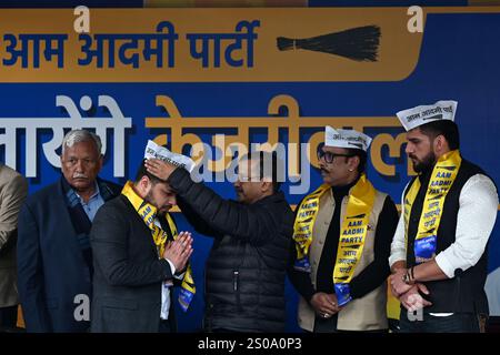 NEW DELHI, INDE - DÉCEMBRE 26 : Arvind Kejriwal, animateur national de l'AAP, avec Akshay Dilawari, Tilak Raj et Rohit Dalal, qui sont associés au domaine du sport et du fitness, alors qu'ils se joignent à la fête, le 26 décembre 2024 à New Delhi, Inde. Alors que les élections de l'Assemblée de Delhi approchent à grands pas, le parti au pouvoir AAM Aadmi tente également de séduire un nouveau segment d'électeurs : les professionnels de la santé et du fitness. L’ancien ministre en chef de Delhi a déclaré qu’environ 70-80 bodybuilders et lutteurs avaient rejoint le parti, ajoutant que cela renforcerait non seulement la tenue, mais aussi l’associerait plus étroitement à la santé Banque D'Images