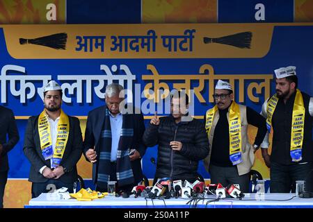 NEW DELHI, INDE - DÉCEMBRE 26 : Arvind Kejriwal, animateur national de l'AAP, avec Akshay Dilawari, Tilak Raj et Rohit Dalal, qui sont associés au domaine du sport et du fitness, alors qu'ils se joignent à la fête, le 26 décembre 2024 à New Delhi, Inde. Alors que les élections de l'Assemblée de Delhi approchent à grands pas, le parti au pouvoir AAM Aadmi tente également de séduire un nouveau segment d'électeurs : les professionnels de la santé et du fitness. L’ancien ministre en chef de Delhi a déclaré qu’environ 70-80 bodybuilders et lutteurs avaient rejoint le parti, ajoutant que cela renforcerait non seulement la tenue, mais aussi l’associerait plus étroitement à la santé Banque D'Images