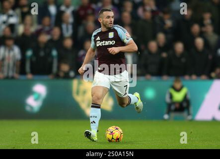 John McGinn d'Aston Villa lors du match de premier League entre Newcastle United et Aston Villa au James's Park, Newcastle le jeudi 26 décembre 2024. (Photo : Michael Driver | mi News) crédit : MI News & Sport /Alamy Live News Banque D'Images