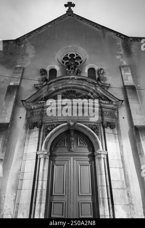 Metz, France - 23 janvier 2022 : L'église Saint Maximin est une église catholique située près du temple luthérien dans le quartier de l'ancienne ville de met Banque D'Images