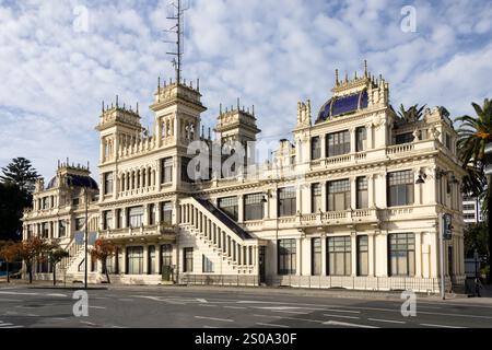 Vue de la façade moderniste de la Terraza dans A Coruña, Espagne par une journée ensoleillée Banque D'Images
