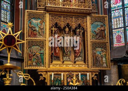 Triptyque dans la chapelle de l'ancien archevêque, à l'intérieur de la cathédrale Saint-Guy avec vitraux colorés, autel et voûte nervurée, château de Prague, Tchéquie Banque D'Images