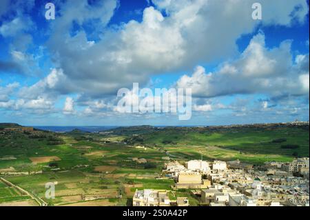 Une vue pittoresque d'une verdoyante collines avec des champs depuis le point d'observation de la Cittadella Victoria Cathédrale de l'Assomption, île de Gozo, Malte. Banque D'Images
