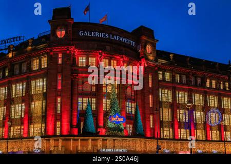 Strasbourg, France - 14 décembre 2024 : magasin illuminé des Galeries Lafayette, décorations festives de Noël et une enseigne du 130e Noël ou du 130e Noël Banque D'Images