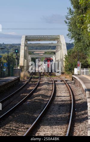 Transport for Wales CAF construit le train 197013 de classe 197 circulant sur la ligne de chemin de fer de Borderlands traversant Hawarden Bridge Banque D'Images