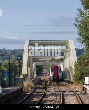 Transport for Wales CAF construit le train 197013 de classe 197 circulant sur la ligne de chemin de fer de Borderlands traversant Hawarden Bridge Banque D'Images