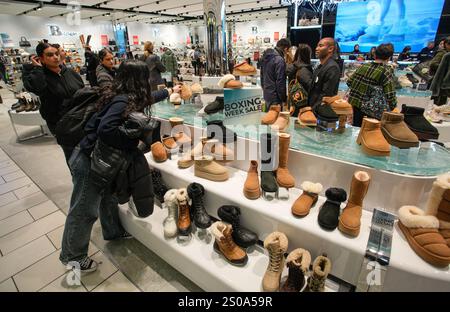 Vancouver, Canada. 26 décembre 2024. Les clients magasinent dans un magasin pendant les soldes du lendemain de Noël à Vancouver, Colombie-Britannique, Canada, le 26 décembre 2024. Crédit : Liang Sen/Xinhua/Alamy Live News Banque D'Images