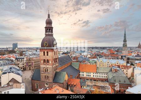 Vue aérienne de Riga, Lettonie, avec la cathédrale de Riga avec sa grande horloge et sa flèche. L'horizon comprend l'église de Pierre et divers architectes Banque D'Images