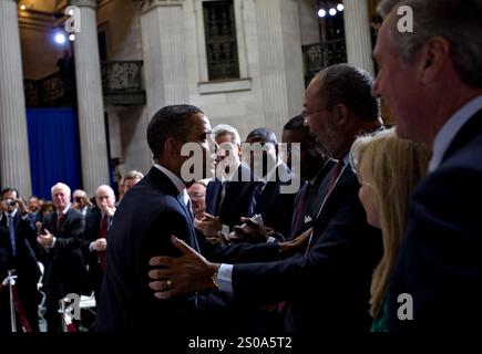 New York, États-Unis. 14 septembre 2009. New York, NY - 14 septembre 2009 -- le président des États-Unis, Barack Obama, à gauche, salue Richard Parsons, président du conseil d'administration de Citigroup Inc, à la suite d'un discours prononcé au Federal Hall National Memorial à New York, États-Unis, le lundi 14 septembre 2009. Obama, s’exprimant un an après l’effondrement de Lehman Brothers Inc, a présenté son plan pour démanteler l’implication du gouvernement dans le secteur financier. Crédit : Daniel Acker/Pool via CNP/dpa/Alamy Live News Banque D'Images